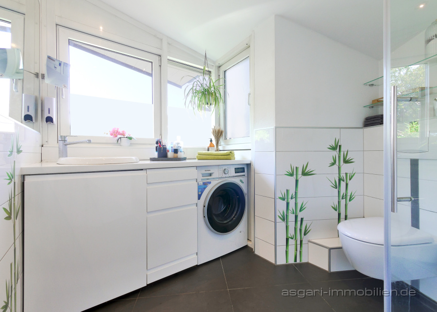 Schönes Bad mit Fenster | Verkauf Wohnung - München Nymphenburg