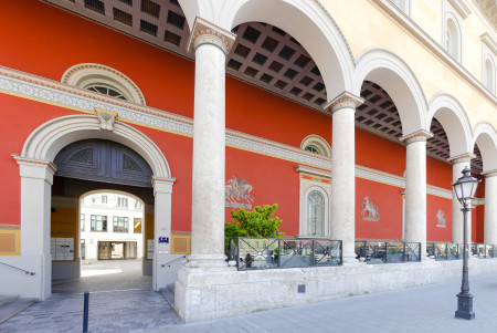 Gebäude: Im Innenhof Einfang zu unserem Immobilienbüro in der Maximilianstraße München